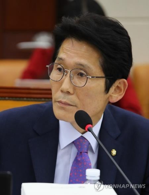 윤소하 "'대리처방' 김상만 원장 배후에 민정수석실 의혹" - 1
