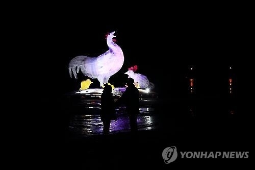율포해수욕장의 정유년 닭 조형물