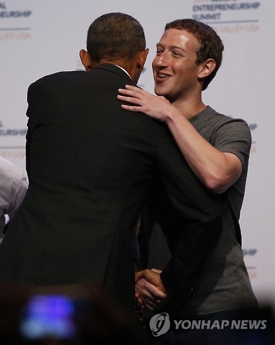 지난해 6월 미국 캘리포니아주 스탠퍼드대에서 열린 글로벌 기업가 서밋에서 버락 오마바 대통령과 포옹하는 마크 저커버그 페이스북 CEO[EPA=연합뉴스 자료사진]