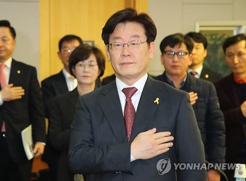 국민의례하는 이재명 성남시장