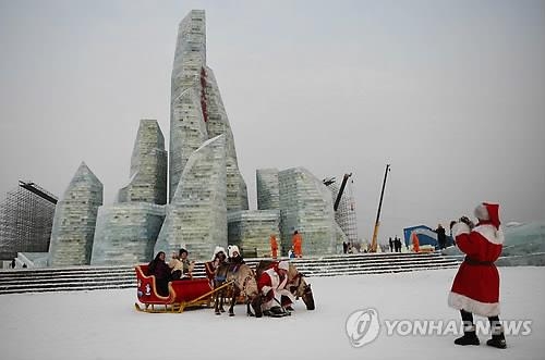 "눈·얼음 속에 '金山銀山'" 中 하얼빈 국제 빙등제 개막 - 2