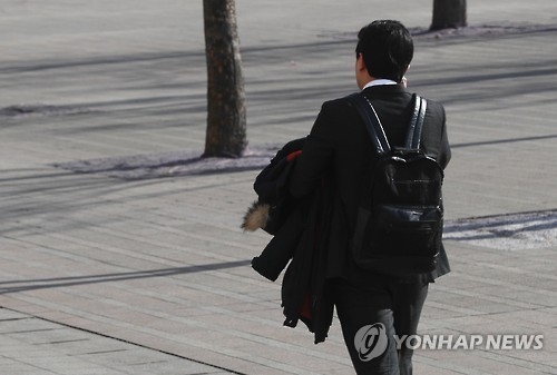 지금 겨울 맞나요?(서울=연합뉴스) 한종찬 기자 = 3일 오전 한 시민이 외투를 손에 든 채 서울광장을 지나고 있다. 2017.1.3