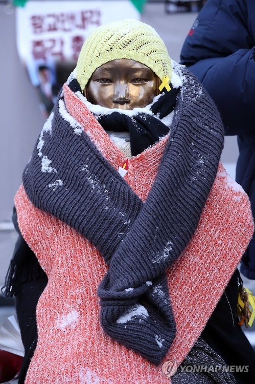 옛 일본 대사관 앞에 설치된 '평화의 소녀상'