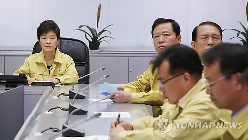 세월호 참사 당일 중앙재난안전대책본부에서 상황 보고를 받는 박근혜 대통령