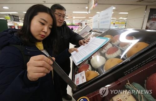 지난해 1월 서울시 과대포장 단속 (연합뉴스 자료 사진)