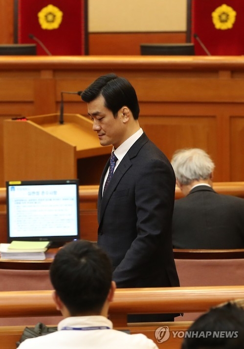 대심판정 들어서는 이영선(서울=연합뉴스) 김주성 기자 = 12일 오전 서울 종로구 헌법재판소 대심판정에서 탄핵심판 사건 4차 변론이 열리고 있다. 이날 변론에는 세월호 참사 당일 청와대 관저에서 박 대통령을 보좌한 것으로 알려진 이영선 청와대 행정관이 증인으로 출석했다. 2017.1.12utzza@yna.co.kr(끝)