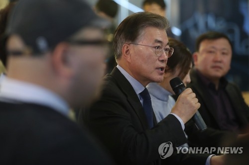 文, 潘귀국 의견 묻자 "질문 안받겠습니다" 묵묵부답 - 1