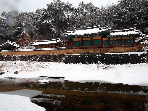 눈 내린 봉화 석천정