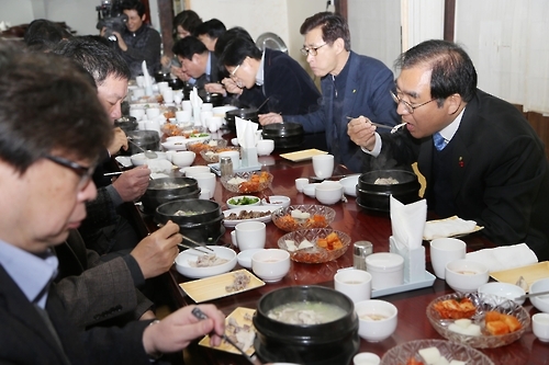닭고기 식사하는 이승훈(맨 오른쪽) 시장