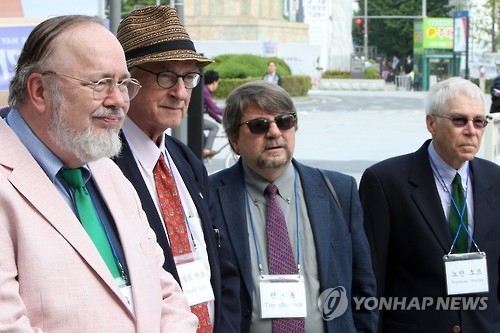 지난해 광주를 찾은 5·18 특파원과 팀 셔록(오른쪽 두번째).
