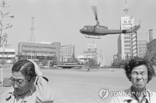 5·18 당시 광주 도심을 낮게 나는 군 헬기.