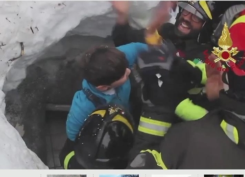 눈사태로 붕괴된 호텔에서 40시간 만에 구조된 이탈리아 소년 