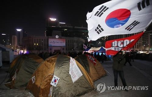탄핵 반대 단체가 서울광장에 불법으로 설치한 텐트 (연합뉴스 자료 사진)