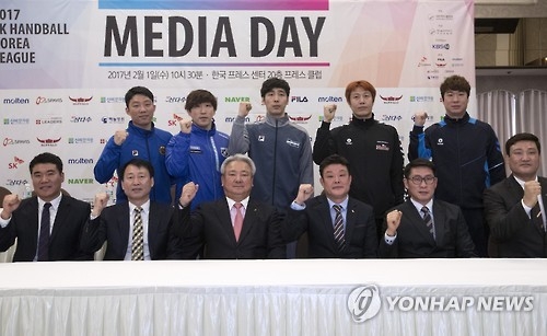 포즈 취하는 남자 핸드볼팀(서울=연합뉴스) 윤동진 기자 = 1일 오전 서울 프레스센터에서 열린 2017 SK핸드볼 코리아리그 미디어데이에서 남자 핸드볼 감독, 선수들이 기념촬영을 하고 있다. 2017.2.1mon@yna.co.kr