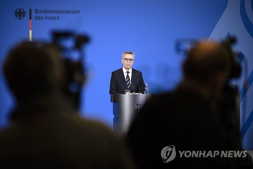 독일 내각의 '전자발찌' 결정 설명하는 내무장관[EPA=연합뉴스)
