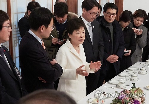 朴대통령, 65번째 생일…참모진과 오찬하며 특검대비 - 1