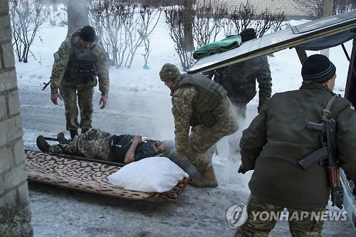 우크라이나 아우디이카에서 벌어진 내전으로 부상당한 군인이 실려가고 있다.