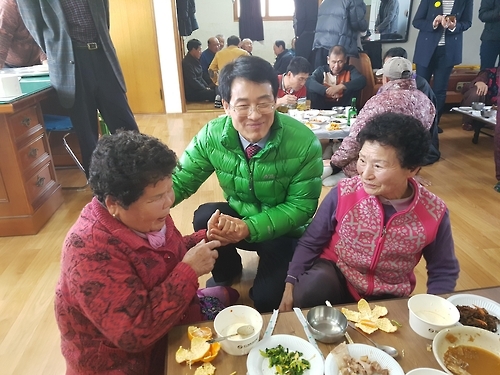 농업인을 격려하는 강진원 전남 강진군수(가운데).