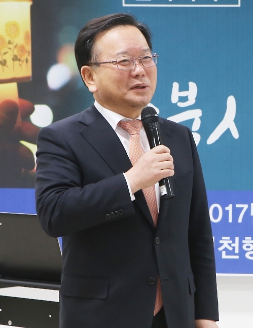 강연하는 김부겸 의원(인천=연합뉴스) 최은지 기자 = 더불어민주당 김부겸 의원이 2일 오후 인천시 부평구 부평아트센터에서 열린 '촛불 시민혁명 어떻게 완성할 것인가'라는 주제의 초청 강연회에서 발언하고 있다. 2017.2.2
