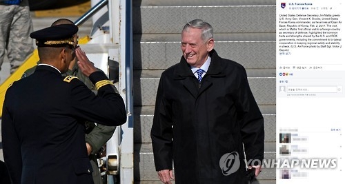 오산 공군기지에 도착한 제임스 매티스 美 국방장관