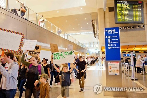LA 공항 반 트럼프 이민정책 시위