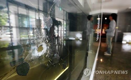 5·18기록관에 소장된 광주은행 옛 본점 유리창.