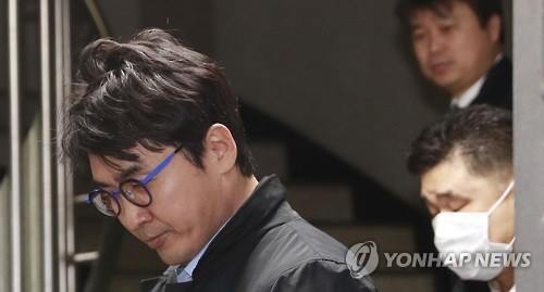이성한 미르재단 전 사무총장 증인 출석(서울=연합뉴스) 한종찬 기자 = '비선 실세' 최순실 게이트를 폭로한 이성한 미르재단 전 사무총장이 6일 최순실 씨 재판에 증인으로 참석하기 위해 서울 서초구 서울중앙지방법원에 도착, 법정으로 향하고 있다. 2017.2.6