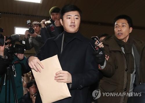 고영태 '최순실, 지금 만나러 갑니다'(서울=연합뉴스) 김도훈 기자 = 고영태 전 더블루K 이사가 6일 오후 서울 서초구 서울중앙지법에서 열린 최순실 씨 재판에 증인으로 출석하기 위해 법정으로 향하고 있다.최순실씨와 그의 비리를 폭로한 고영태 전 이사는 국정농단 사태 이후 처음으로 법정에서 마주한다. 2017.2.6superdoo82@yna.co.kr