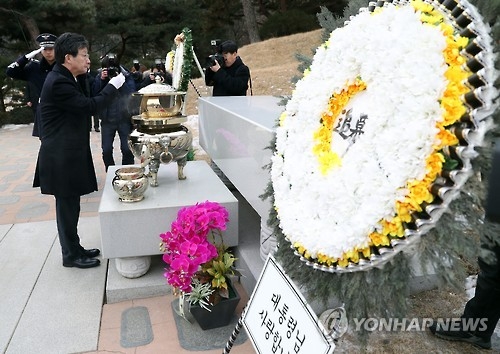 김대중 전 대통령 묘소에 참배하는 유승민 의원