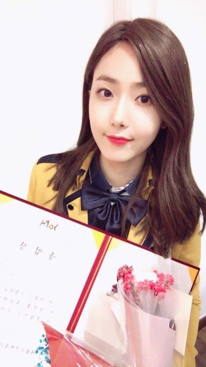 고교 졸업장 받은 여자친구의 신비
