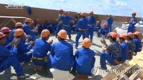 해외 파견 북한 건설 노동자들이 작업 도중 쉬고 있는 모습. [연합뉴스 자료사진] 