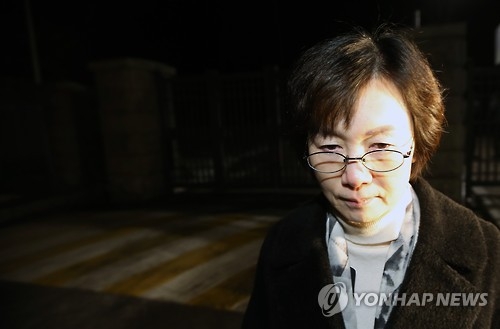 최순실씨 딸 정유라씨에게 입학 및 학사 특혜를 준 혐의를 받는 최경희 전 이화여대 총장에 대한 구속영장이 기각된 지난달 25일 오전 최 전 총장이 의왕시 서울구치소 밖으로 걸어 나오고 있다.