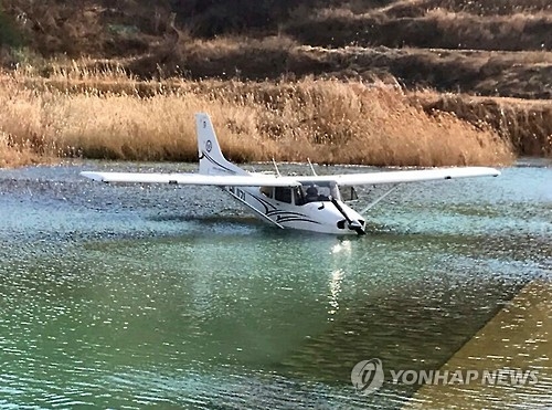 울진서 비행훈련 중 경비행기 하천에 불시착…탑승자 2명 무사(종합) - 1