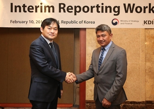 악수하는 한-미얀마 경제 당국자