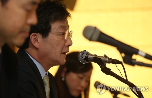 유승민 "경제위기 극복위해 양적완화 적극 검토할 것"(종합) - 1