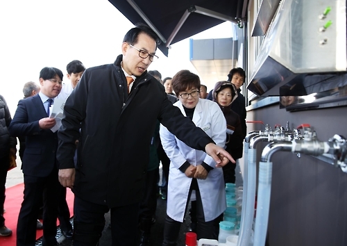 유용미생물 배양장 둘러보는 이완섭 서산시장