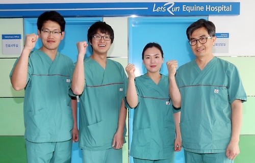 왼쪽부터 이민현, 임어진 서유진, 김병현 수의사