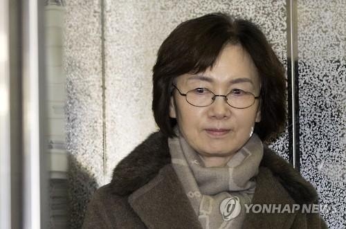 재소환된 최경희 전 이대총장(서울=연합뉴스) 윤동진 기자 = 최경희 전 이화여대 총장이 피의자 신분으로 조사를 받기 위해 9일 서울 강남구 특검 사무실로 출석하고 있다. 2017.2.9mon@yna.co.kr