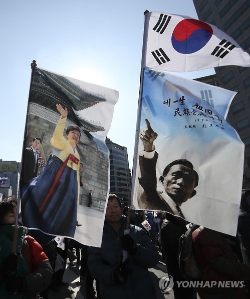 태극기 휘감고 거리나온 與친박…애국가 부르며 "졸속탄핵 기각"(종합) - 2