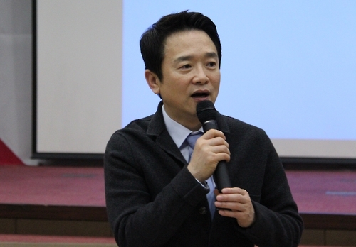 청년 질문 답변하는 남경필 경기지사