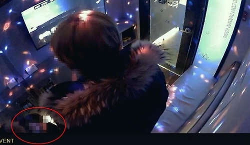 범행 장면. 한명이 CCTV 앞을 가리면 아래(빨간 원)에서 범행하는 모습.
