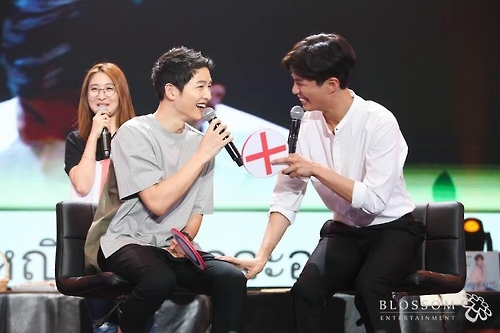 박보검 태국 팬미팅에 4천명 환호…송중기 게스트 - 2