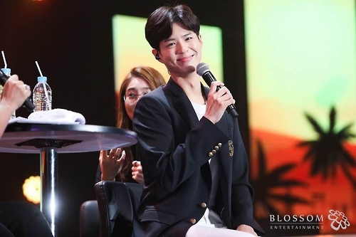 박보검 태국 팬미팅에 4천명 환호…송중기 게스트 - 1