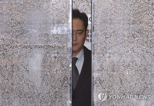 뇌물공여 등 혐의를 받는 이재용 삼성전자 부회장이 조사를 받기 위해 13일 오전 서울 대치동 특별검사 사무실로 향하고 있다.