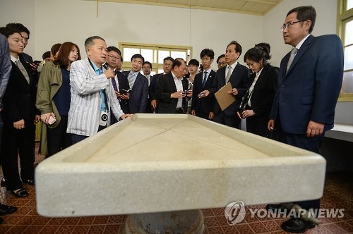 '고통의 현장'(고흥=연합뉴스) 정회성 기자 = 20일 오후 서울고법 민사30부 재판부가 전남 고흥군 소록도를 찾아 단종, 낙태 피해 한센인들의 국가상대 소송 특별 기일을 열었다. 현장 검증에 나선 재판부와 변호인단이 한센인을 해부·단종 수술했던 시설을 둘러보고 있다. 2016.6.20hs@yna.co.kr(끝)