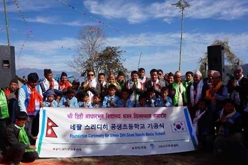네팔 지진 피해지에 한국 도움으로 초등학교 재건 - 1