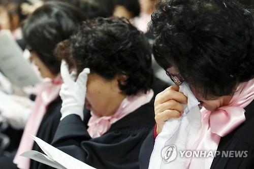 눈물의 만학도 졸업식(서울=연합뉴스) 진연수 기자 = 17일 오전 서울 종로구 숭인동 평생교육학교 진형중고등학교에서 열린 졸업식에 참석한 만학도들이 눈물을 훔치고 있다. 2017.2.17 jin90@yna.co.kr(끝)
