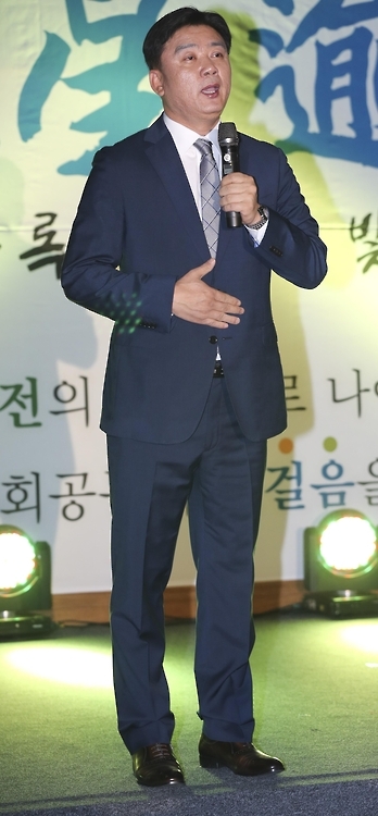 기관장들 축사 빼고 학장은 축가…"졸업식 주인공은 학생" - 2