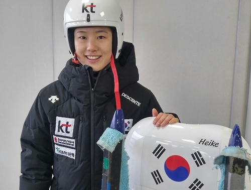 썰매와 함께 포즈를 취한 성은령 선수