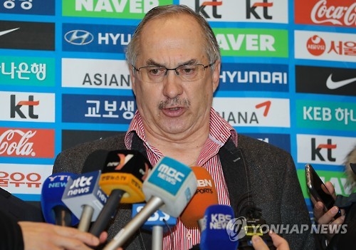 휴가 마치고 돌아온 슈틸리케 감독(인천=연합뉴스) 류효림 기자 = 울리 슈틸리케 축구 국가대표팀 감독이 20일 인천국제공항으로 입국해 취재진의 질문에 답하고 있다. 2017.2.20ryousanta@yna.co.kr(끝)